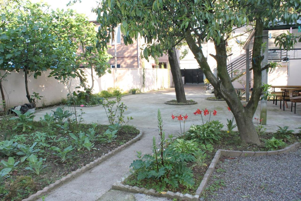Iren Apartment バトゥーミ エクステリア 写真